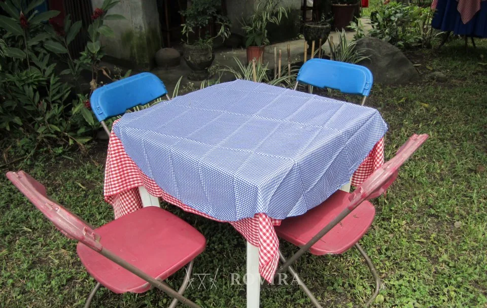 Mesa larga con montaje patrio en jardín, decoración típica costarricense