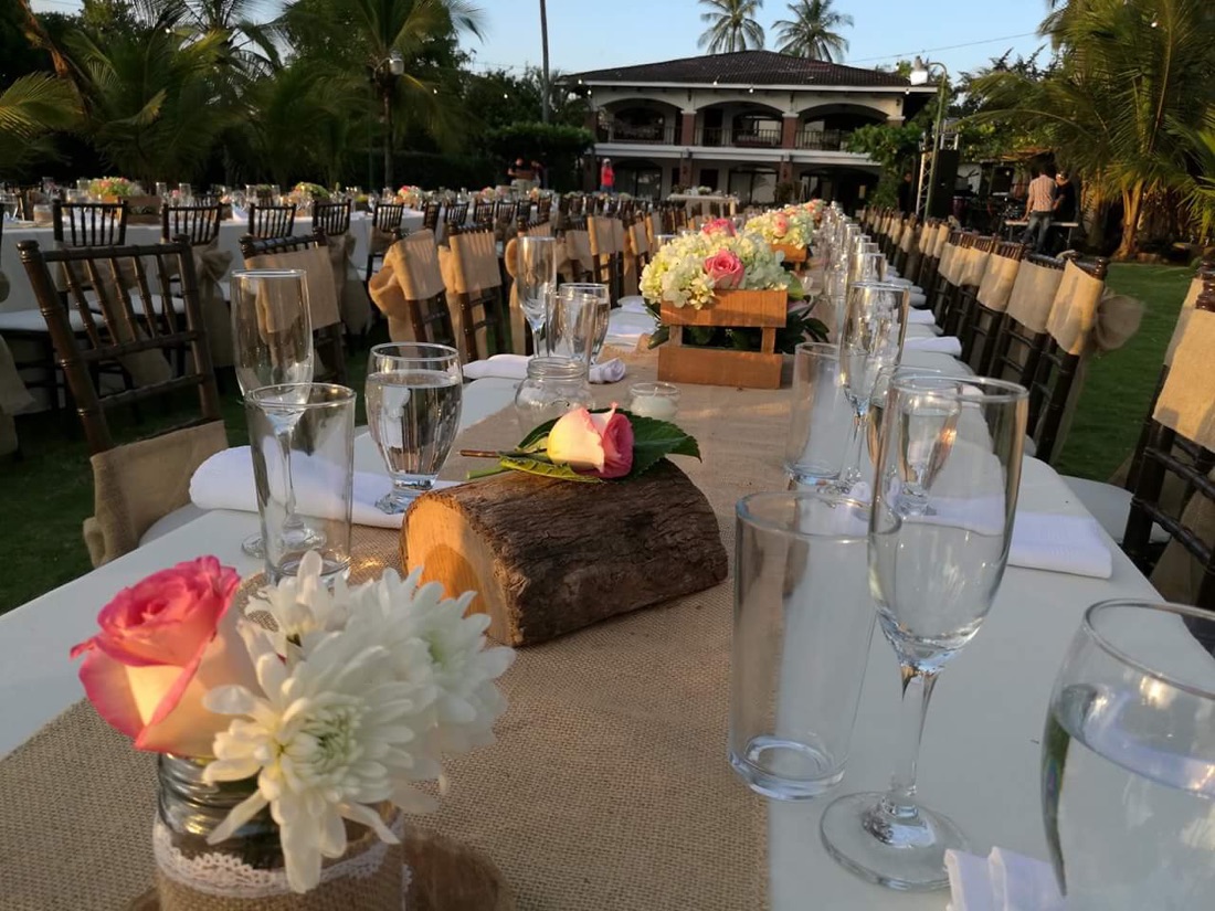 Sillas Chiavari café con lazo de yute, cena de gala tropical