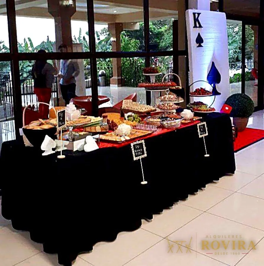 Montaje temático de casino con cartas de póker y buffet