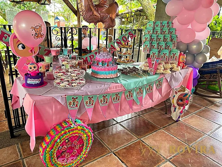 Mesa de baby shower en rosa con globos y decoración
